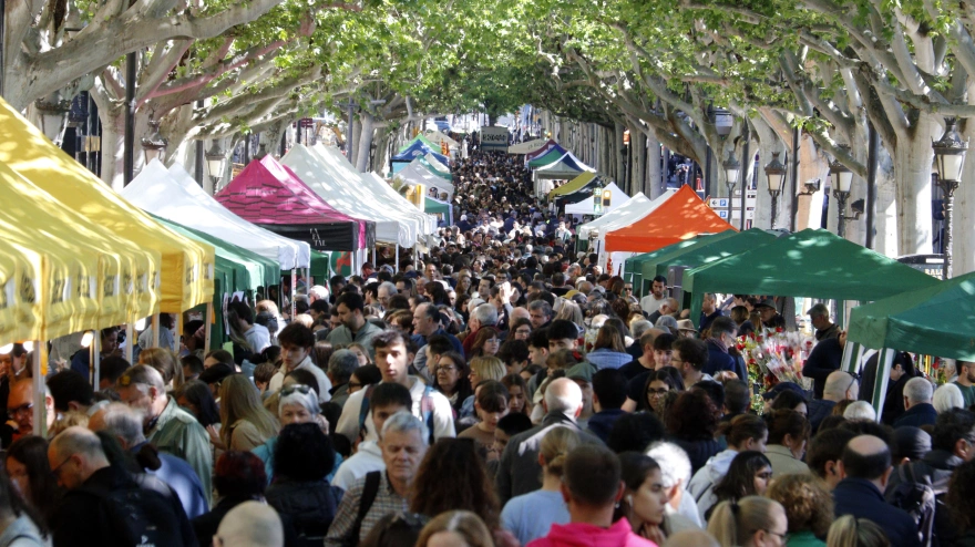Ple total a la rambla Ferran pel Sant Jordi