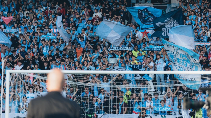 Giráldez mira a la grada tras la eliminación del Celta ante el Friburgo en Balaídos