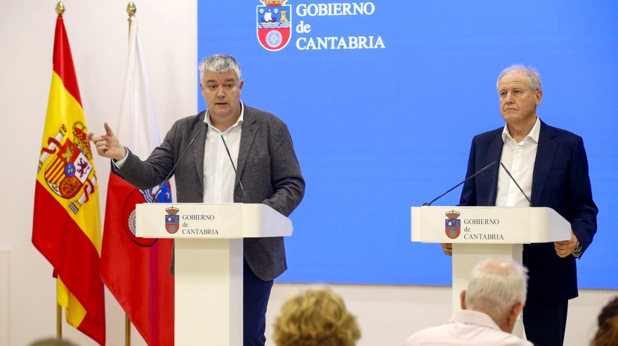 Los consejeros de Economía, Hacienda, Fondos Europeos y Financiación Autonómica, Luis Ángel Agüeros, y de Industria, Empleo, Innovación y Comercio, Eduardo Arasti, presentan el primer paquete de medidas para paliar los efectos del impacto de la Guerra de Oriente Medio en Cantabria.