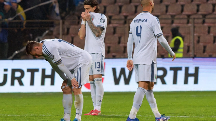Los jugadores de Italia, cabizbajos tras perder en la repesca contra Bosnia