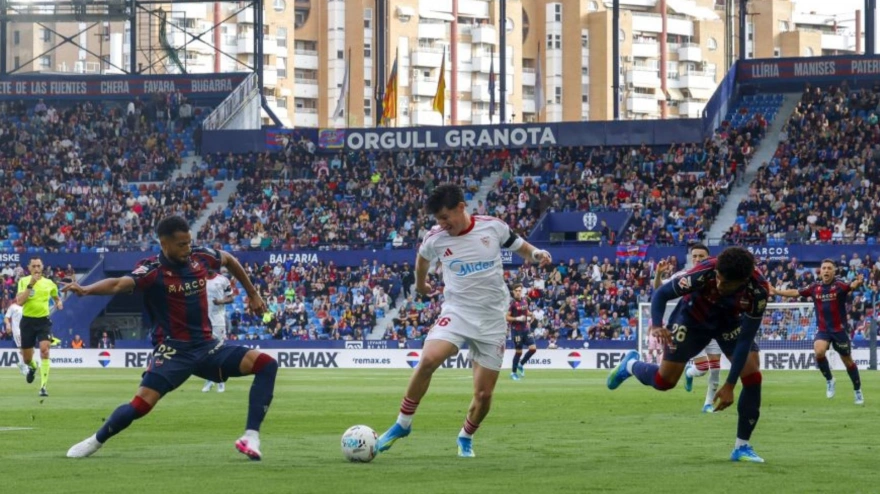 Oso controla el balón ante la presión de Toljan y Tunde en el Levante - Sevilla