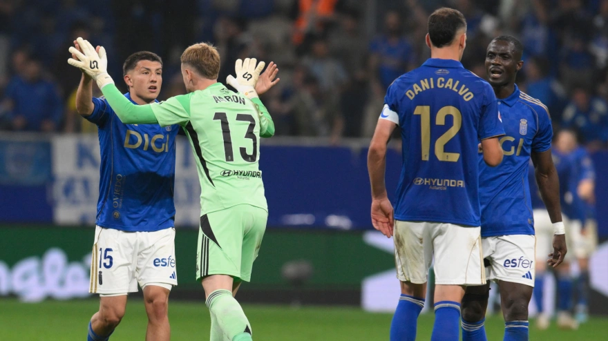 Los jugadores del Real Oviedo celebral el gol del empate de Ilyas Chaira ante el Villarreal