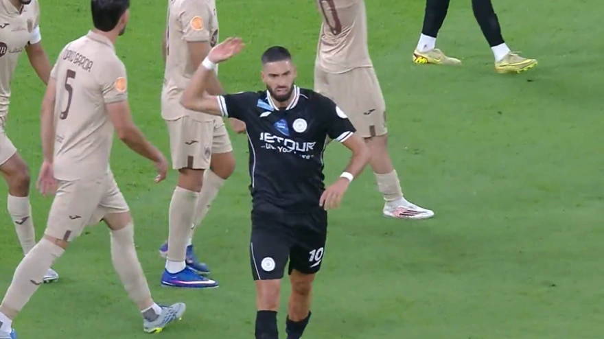 Yannick Carrasco abandonando el terreno de juego tras su expulsión