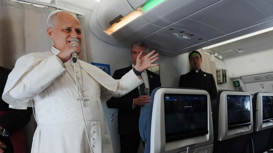 El Papa León XIV en el avión de regreso a Roma tras su visita apostólica a África, hablando con los periodistas