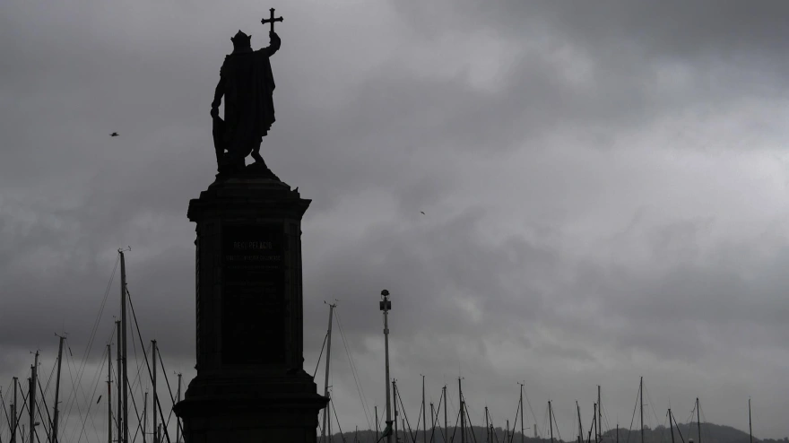 Estatua del Rey Pelayo, vista desde la plaza del Marqués, en Gijón