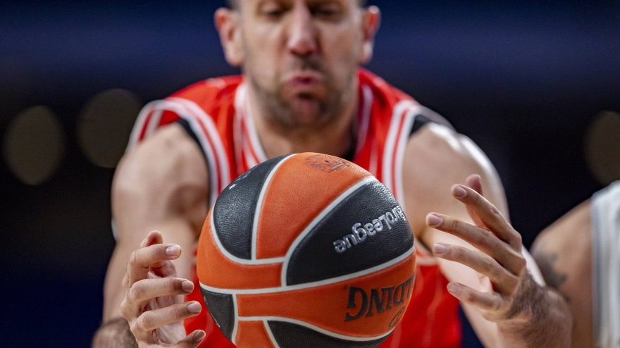Micic, estrella del Hapoel, durante un partido en la Euroliga esta temporada.