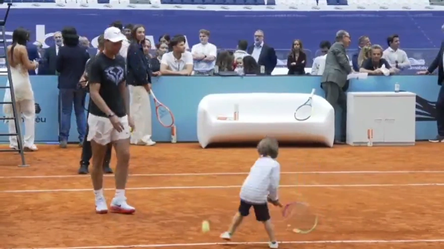 El hijo de Rafa Nadal jugando en la pista de tierra en el Bernabéu