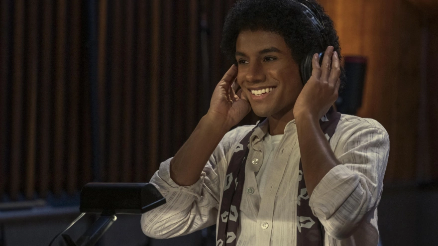 El actor Jaafar Jackson, en el papel de Michael Jackson, en una escena del 'biopic' del cantante