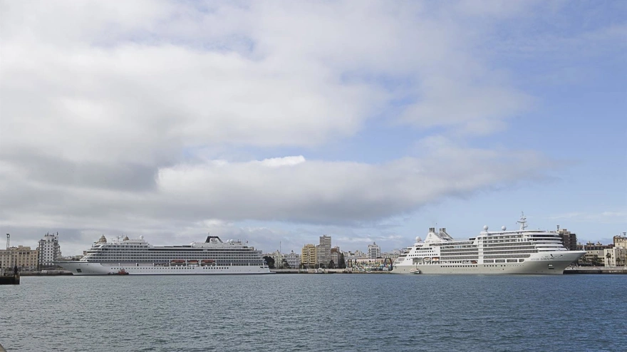 05/12/2025 Dos cruceros anclados en el Puerto de Cádiz.POLITICA AUTORIDAD PORTUARIA DE LA BAHÍA DE CÁDIZ