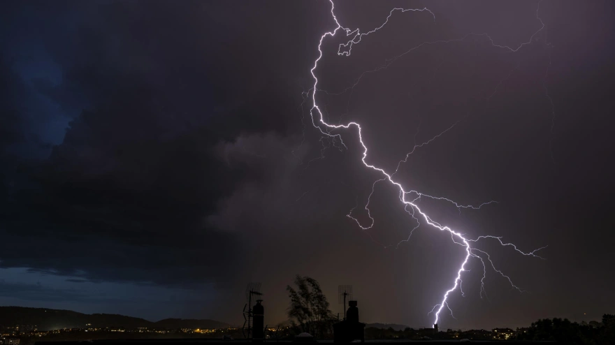 Un rayo cae sobre San Sebastián durante una tormenta registrada tras un caluroso día