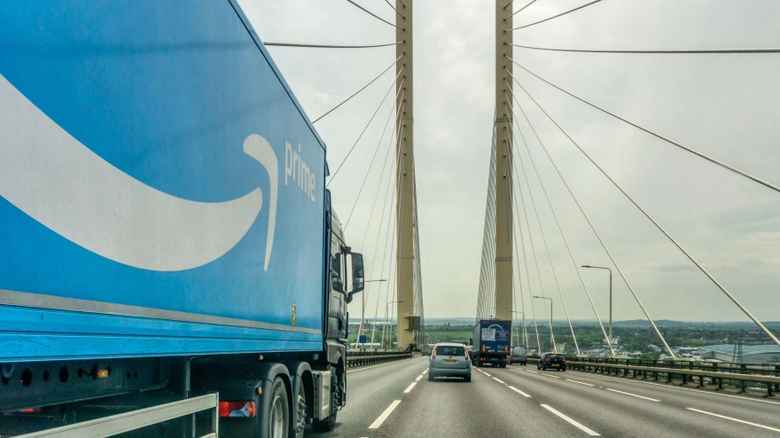 Camión de Amazon Prime en el puente Queen Elizabeth II en Dartford Crossing.