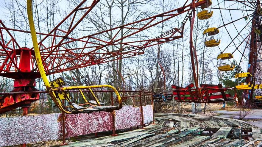 Antigua noria en la ciudad fantasma de Pripyat. Consecuencias del accidente en la central nuclear de Chernóbil.