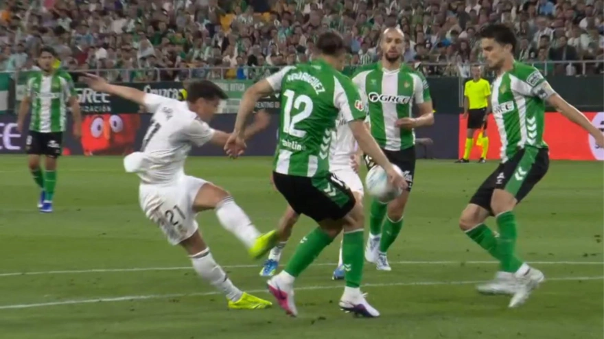 El polémico penalti que pedía Brahím tras chutar y golpear en la mano de Ricardo Rodríguez