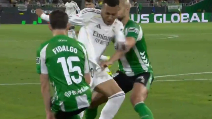 El polémico penalti que pedía Mbappé tras caer en el área después de una acción con Amrabat