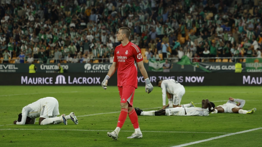 Los jugadores del Real Madrid tras el empate del Betis