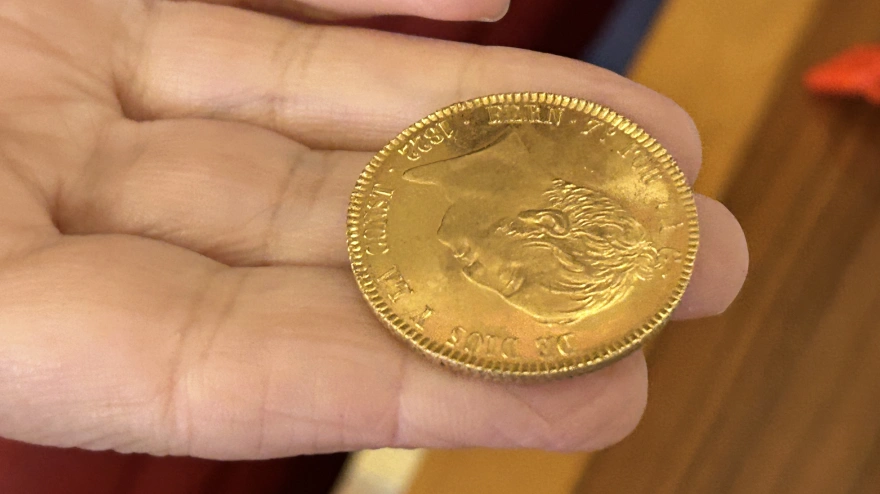 Una de las monedas robadas