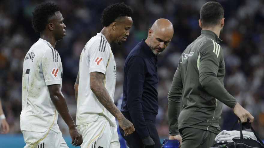 Éder Militão sale lesionado del partido ante el Alavés el pasado martes en el Bernabéu.