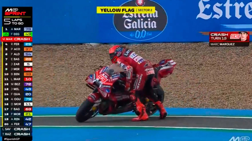 El español se fue al suelo a falta de 5 vueltas, pero pudo volver a subirse a la moto y ganar.