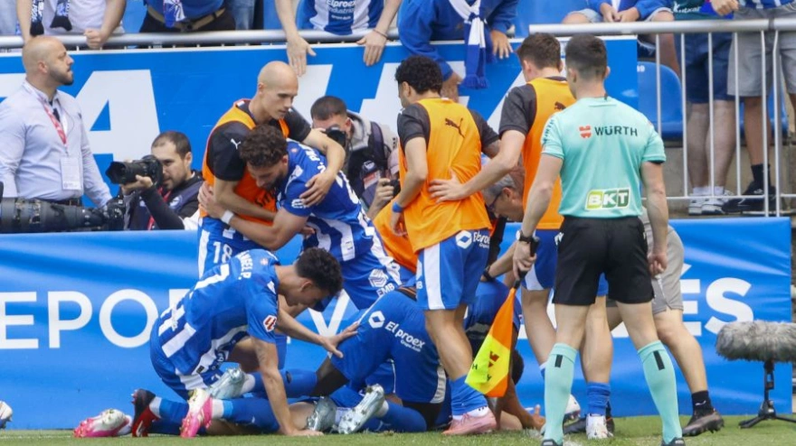 Los jugadores del Alavés celebran el gol de Toni Martínez ante el Mallorca