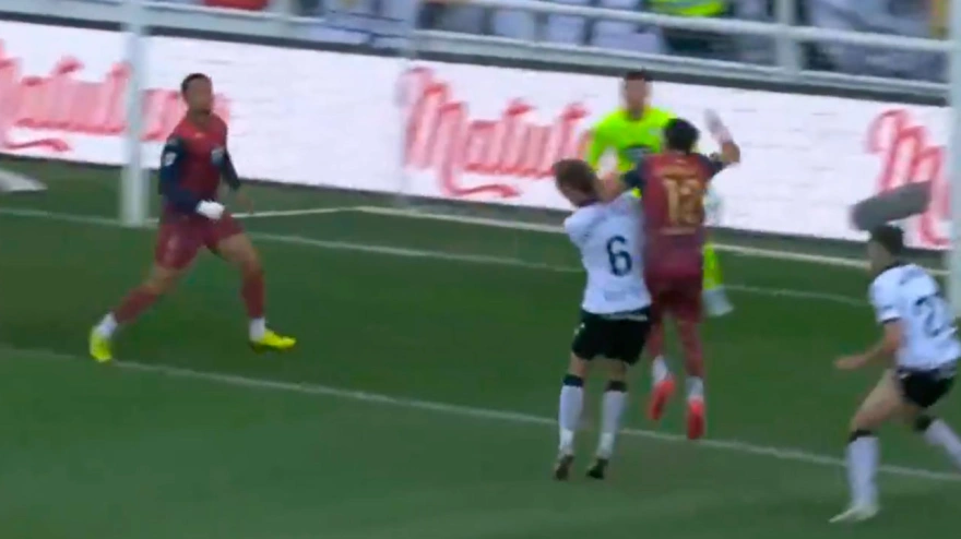 El enfado de Pedro Martín por el penalti pitado a favor del Burgos ante el Dépor, en un partido clave por el ascenso a Primera