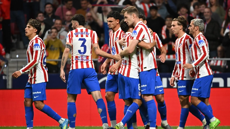 El delantero del Atlético de Madrid Alexander Sørloth (c) celebra junto a sus compañeros