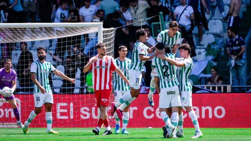 El Córdoba se impuso al Sporting por 3-2 y se consolida en la parte media de la tabla.