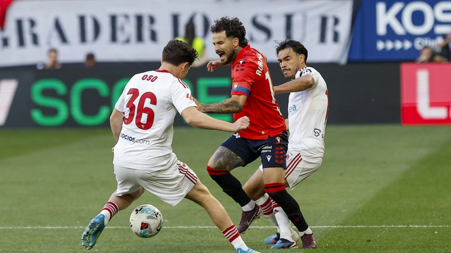 Oso lucha por un balón con Rubén García durante el Osasuna - Sevilla