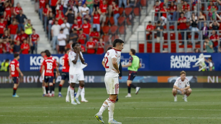 Los jugadores del Sevilla, cabizbajos tras la derrota contra Osasuna