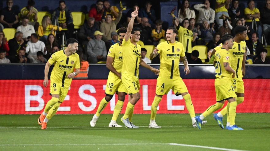 En delantero del Villarreal Gerard Moreno (3i) celebra su gol, de penalti, durante el encuentro