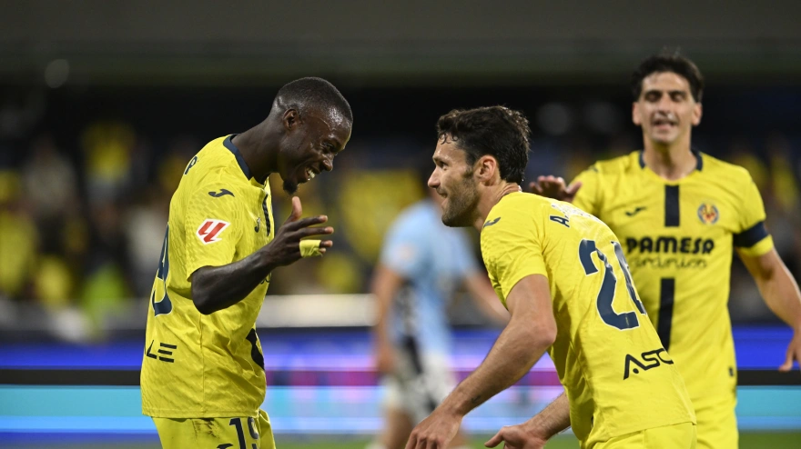 En centrocampista marfileño del Villarreal Nicolas Pepe (i) celebra su gol,