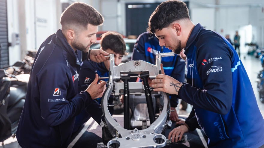 Dos alumnos de Cardoso Academy se forman con material de primer nivel en sus instalaciones.