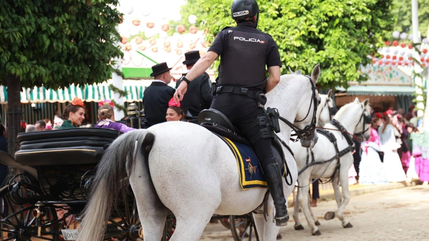 Policía Nacional en el Real de la Feria del primer día oficial de la semana de farolillos.