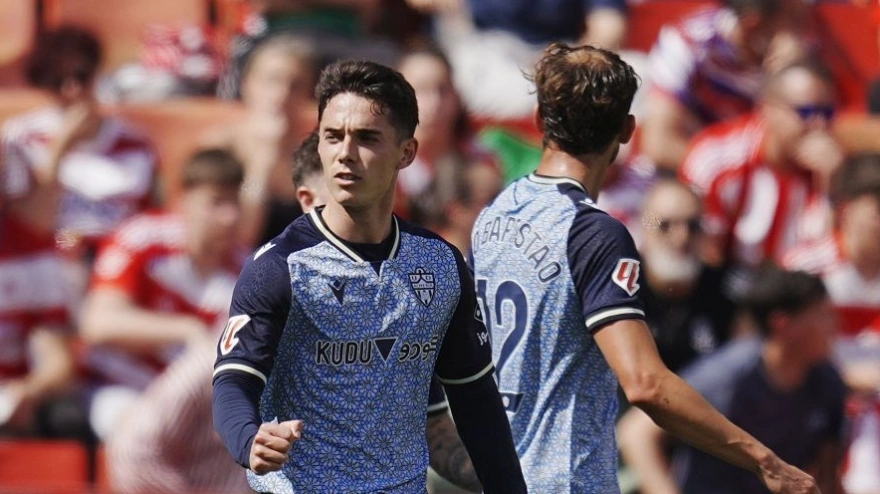 Un Arribas estelar lanza al Almería al ascenso directo con un 'hat-trick' en Granada