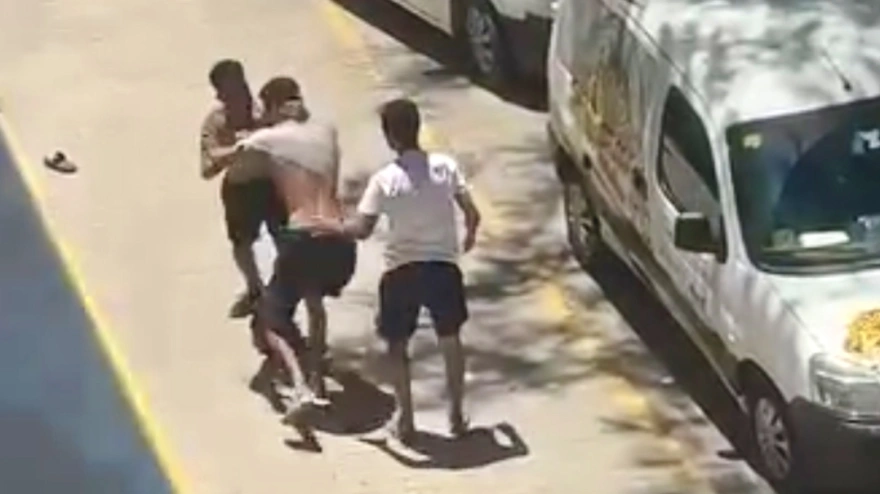 Un grupo de hombres se pelean en la barriada Nuevo Molino.