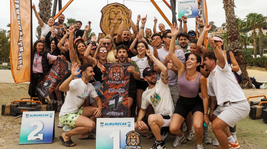 Los ganadores posando contentos con su premio