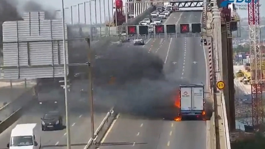 El incendio de un camión que circulaba por el Puente del Centenario en torno a las 15,10 horas de este lunes ha obligado al corte de uno de los carriles sentido Huelva
Desde la DGT se ha pedido precaución y atención a las señales variables e indicaciones de los agentes en la zona.