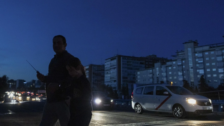 Un viandante cruza una calle de Madrid durante el apagón masivo del sistema eléctrico ocurrido en la Península Ibérica