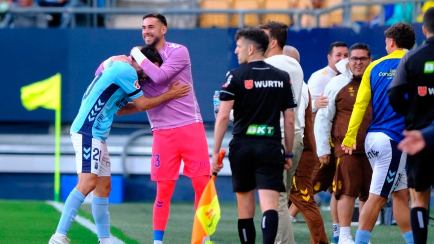 Las Palmas celebra uno de los dos goles marcados en el Nuevo Mirandilla frente al Cádiz