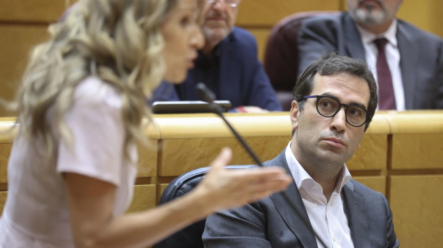 La ministra de Trabajo, Yolanda Díaz (i), junto a Carlos Cuerpo, vicepresidente primero y ministro de Economía, Comercio y Empresa
