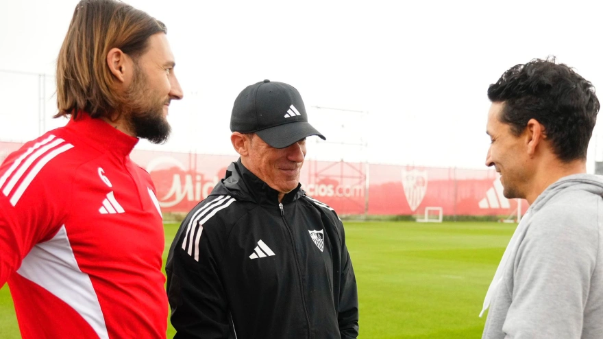 Jesús Navas acudió al entrenamiento del Sevilla para dar ánimos a la plantilla.
