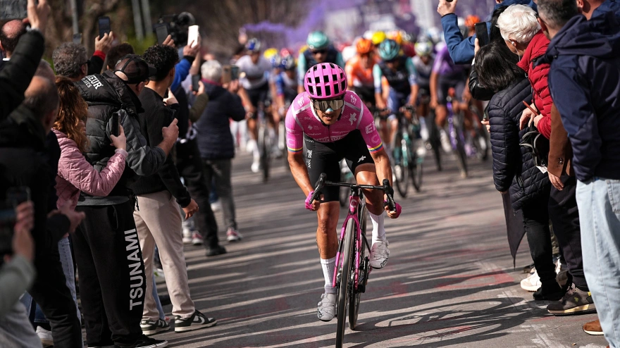 Richard Carapaz durante un etapa del Giro de Italia 2025