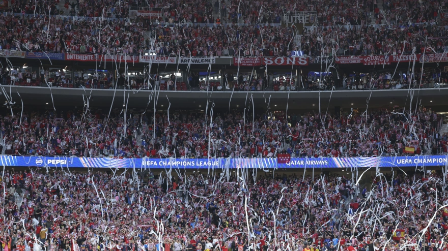 Lanzamiento de papel higiénico en el Metropolitano durante el Atlético-Arsenal