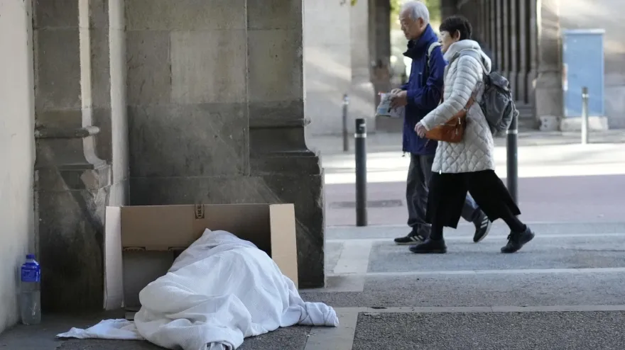 Una persona sin hogar, pernoctando en la calle en Barcelona