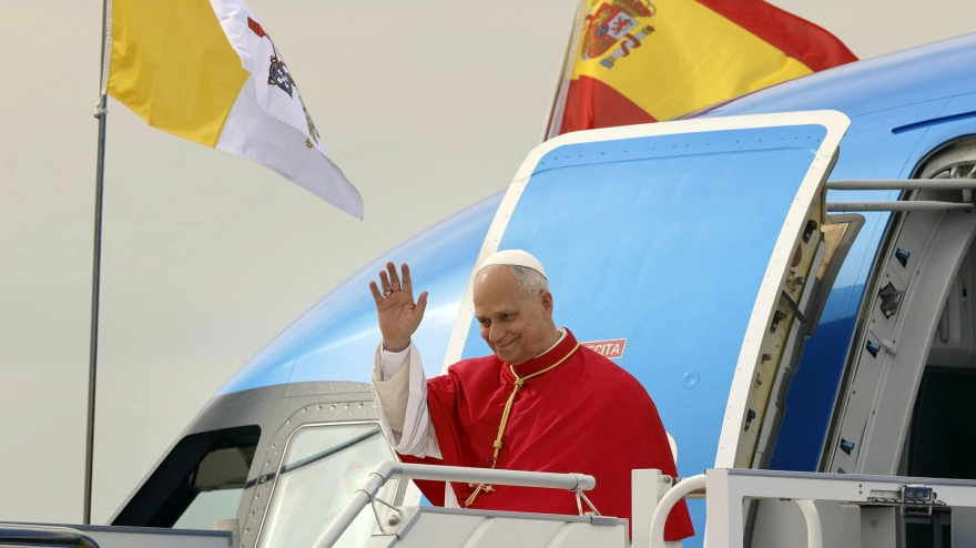 Las campanas de la Almudena repican para recibir a León XIV que ya está en Madrid  acompañado de los Reyes de España