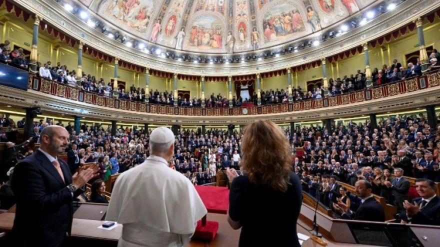 León XIV recibe el aplauso de las Cortes españolas