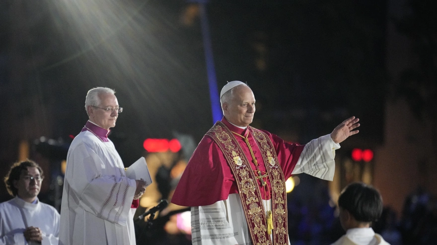 BARCELONA, 10/06/2026.- El papa León XIV saluda a los fieles tras bendecir la Torre de Jesús al finalizar la misa celebrada en la Sagrada Familia, este miércoles en Barcelona dentro de la visita oficial del Papa a España. EFE/Alejandro García