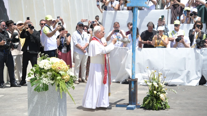 El Papa bendice una Cruz hecha con madera de cayucos en el Puerto de Arguineguín