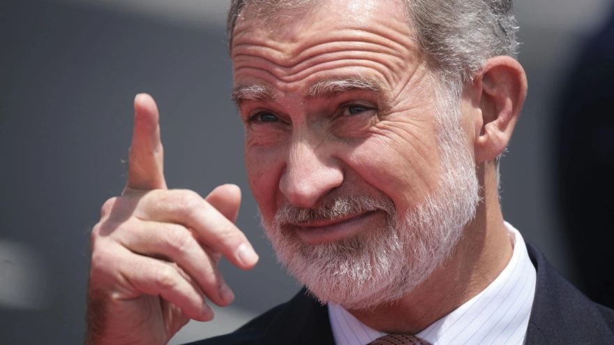 El rey Felipe VI mientras esperaba el despegue del avión del papa león XIV en el aeropuerto de Los Rodeos