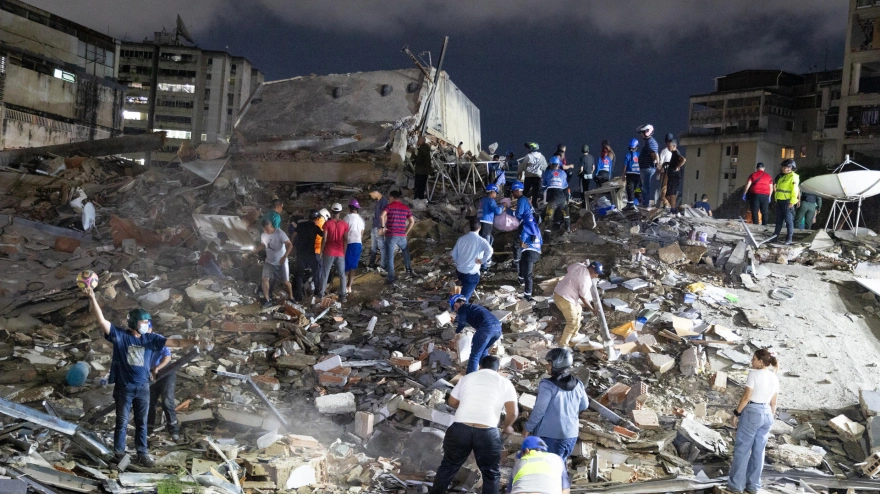 El principal fue un sismo de magnitud 7,5, informó el sistema oficial de alerta de tsunamis de Estados Unidos.