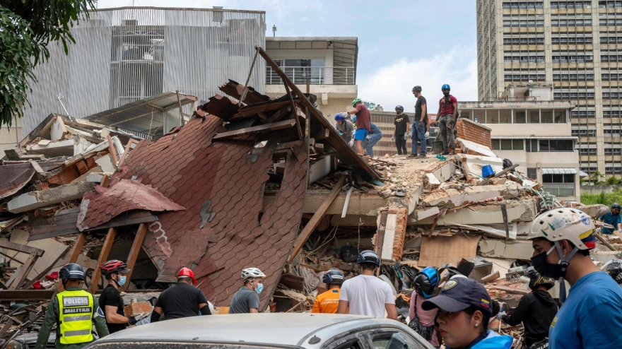 Venezuela trabaja entre los escombros buscando supervivientes